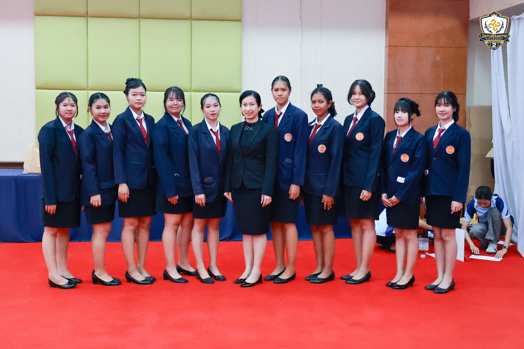 คณะดำเนินงาน อวท.วิทยาลัยเทคนิคโพธาราม นำโดยอาจารย์สาวิตรี บุญทรง ครูที่ปรึกษา