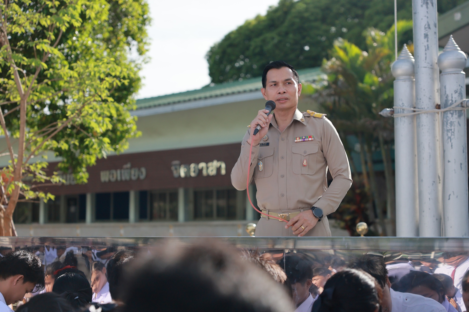 ผอ.สหรัฐ สีมานนท์ กล่าวต้อนรับและให้โอวาทแก่นักเรียน นักศึกษา ในวันเปิดภาคเรียนวันแรก
