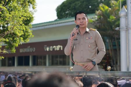 ผอ.สหรัฐ สีมานนท์ กล่าวต้อนรับและให้โอวาทแก่นักเรียน นักศึกษา ในวันเปิดภาคเรียนวันแรก